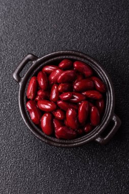 Sağlıklı ya da vejetaryen yemek pişirmek için konserve fasulye konservesi. Tasarımın için arka plan olarak konserve fasulye