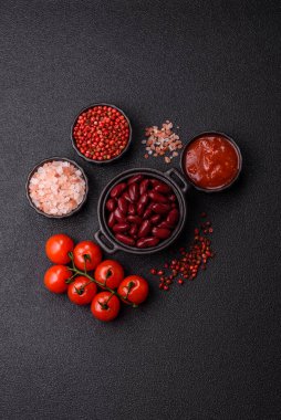 Sağlıklı ya da vejetaryen yemek pişirmek için konserve fasulye konservesi. Tasarımın için arka plan olarak konserve fasulye