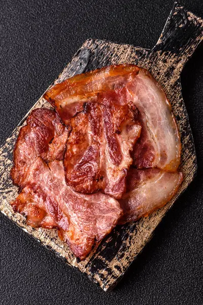 Lezzetli bir İngiliz kahvaltısının malzemesi olarak kızarmış domuz pastırması. Tasarımın için arka plan olarak kızarmış pastırma parçaları.