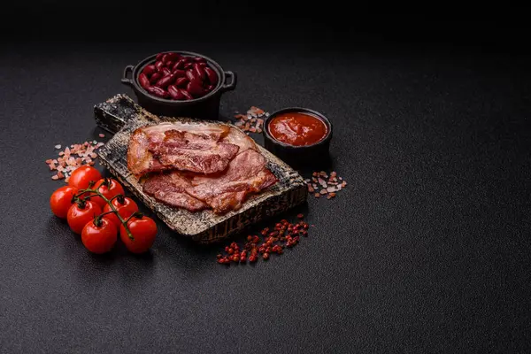 Lezzetli bir İngiliz kahvaltısının malzemesi olarak kızarmış domuz pastırması. Tasarımın için arka plan olarak kızarmış pastırma parçaları.