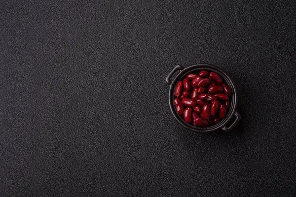 Sağlıklı ya da vejetaryen yemek pişirmek için konserve fasulye konservesi. Tasarımın için arka plan olarak konserve fasulye