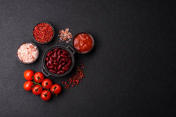 Sağlıklı ya da vejetaryen yemek pişirmek için konserve fasulye konservesi. Tasarımın için arka plan olarak konserve fasulye