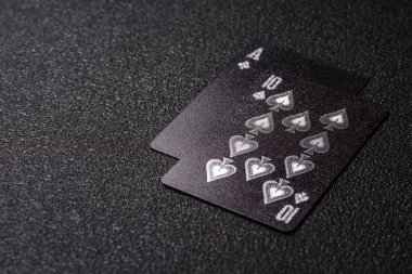 Kumarhanede kumar oynamak, kumar oynamak, kumar oynamak ve risk almak. Yeşil kartlar ve çipler tasarımınız için arka plan görevi görür