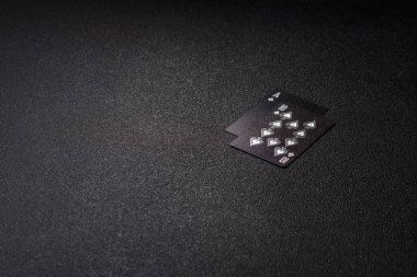 Kumarhanede kumar oynamak, kumar oynamak, kumar oynamak ve risk almak. Yeşil kartlar ve çipler tasarımınız için arka plan görevi görür