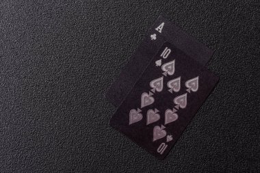 Kumarhanede kumar oynamak, kumar oynamak, kumar oynamak ve risk almak. Yeşil kartlar ve çipler tasarımınız için arka plan görevi görür