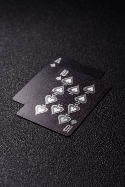 Kumarhanede kumar oynamak, kumar oynamak, kumar oynamak ve risk almak. Yeşil kartlar ve çipler tasarımınız için arka plan görevi görür