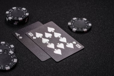 Kumarhanede kumar oynamak, kumar oynamak, kumar oynamak ve risk almak. Yeşil kartlar ve çipler tasarımınız için arka plan görevi görür