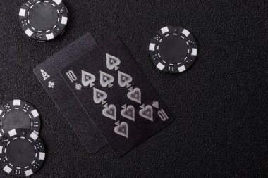 Kumarhanede kumar oynamak, kumar oynamak, kumar oynamak ve risk almak. Yeşil kartlar ve çipler tasarımınız için arka plan görevi görür