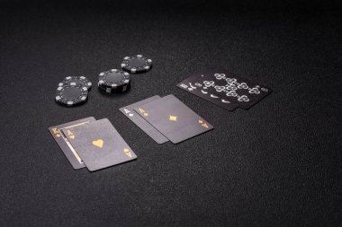 Kumarhanede kumar oynamak, kumar oynamak, kumar oynamak ve risk almak. Yeşil kartlar ve çipler tasarımınız için arka plan görevi görür