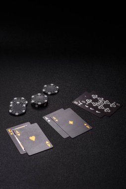Kumarhanede kumar oynamak, kumar oynamak, kumar oynamak ve risk almak. Yeşil kartlar ve çipler tasarımınız için arka plan görevi görür