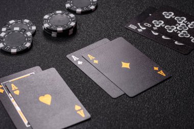 Kumarhanede kumar oynamak, kumar oynamak, kumar oynamak ve risk almak. Yeşil kartlar ve çipler tasarımınız için arka plan görevi görür