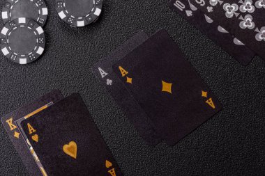 Kumarhanede kumar oynamak, kumar oynamak, kumar oynamak ve risk almak. Yeşil kartlar ve çipler tasarımınız için arka plan görevi görür