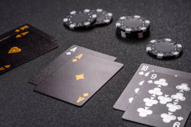 Kumarhanede kumar oynamak, kumar oynamak, kumar oynamak ve risk almak. Yeşil kartlar ve çipler tasarımınız için arka plan görevi görür