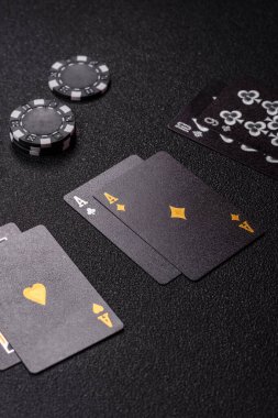 Kumarhanede kumar oynamak, kumar oynamak, kumar oynamak ve risk almak. Yeşil kartlar ve çipler tasarımınız için arka plan görevi görür