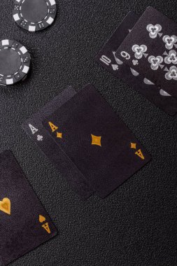 Kumarhanede kumar oynamak, kumar oynamak, kumar oynamak ve risk almak. Yeşil kartlar ve çipler tasarımınız için arka plan görevi görür