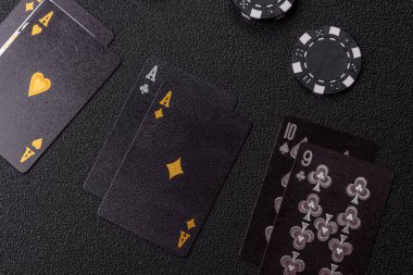 Kumarhanede kumar oynamak, kumar oynamak, kumar oynamak ve risk almak. Yeşil kartlar ve çipler tasarımınız için arka plan görevi görür