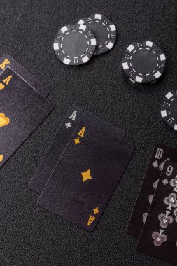 Kumarhanede kumar oynamak, kumar oynamak, kumar oynamak ve risk almak. Yeşil kartlar ve çipler tasarımınız için arka plan görevi görür