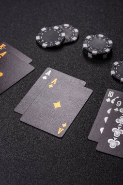 Kumarhanede kumar oynamak, kumar oynamak, kumar oynamak ve risk almak. Yeşil kartlar ve çipler tasarımınız için arka plan görevi görür