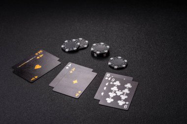 Kumarhanede kumar oynamak, kumar oynamak, kumar oynamak ve risk almak. Yeşil kartlar ve çipler tasarımınız için arka plan görevi görür