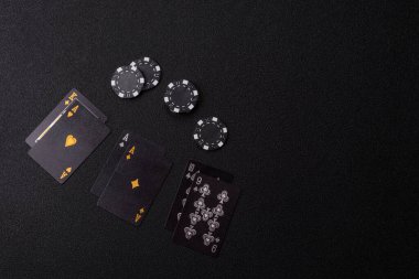 Kumarhanede kumar oynamak, kumar oynamak, kumar oynamak ve risk almak. Yeşil kartlar ve çipler tasarımınız için arka plan görevi görür