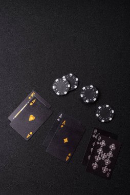 Kumarhanede kumar oynamak, kumar oynamak, kumar oynamak ve risk almak. Yeşil kartlar ve çipler tasarımınız için arka plan görevi görür