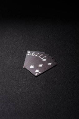 Kumarhanede poker oynuyorum. Fişler, bahisler ve risklerle. Yeşil kartlar ve çipler tasarımınız için arka plan görevi görür