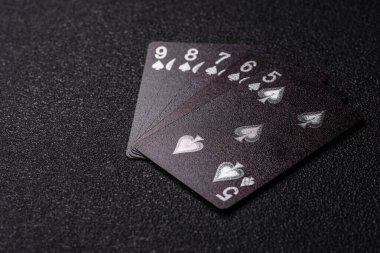 Kumarhanede poker oynuyorum. Fişler, bahisler ve risklerle. Yeşil kartlar ve çipler tasarımınız için arka plan görevi görür