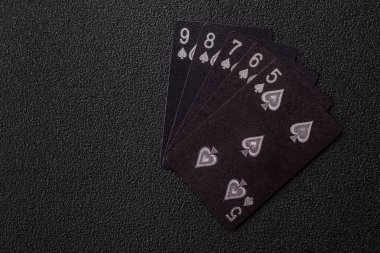Kumarhanede poker oynuyorum. Fişler, bahisler ve risklerle. Yeşil kartlar ve çipler tasarımınız için arka plan görevi görür