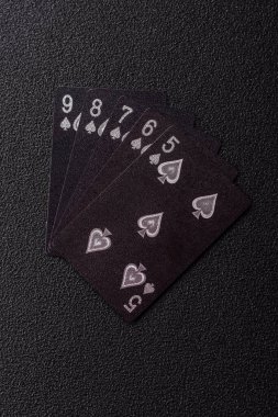 Kumarhanede poker oynuyorum. Fişler, bahisler ve risklerle. Yeşil kartlar ve çipler tasarımınız için arka plan görevi görür