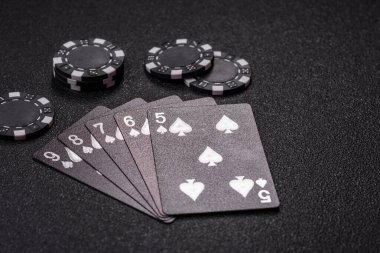 Kumarhanede poker oynuyorum. Fişler, bahisler ve risklerle. Yeşil kartlar ve çipler tasarımınız için arka plan görevi görür