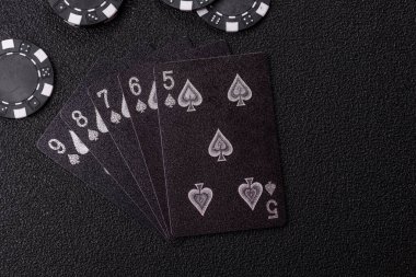 Kumarhanede poker oynuyorum. Fişler, bahisler ve risklerle. Yeşil kartlar ve çipler tasarımınız için arka plan görevi görür