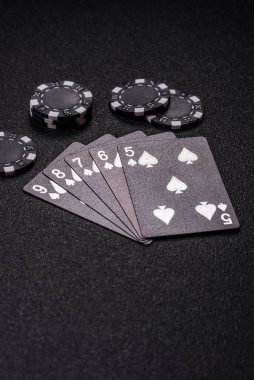 Kumarhanede poker oynuyorum. Fişler, bahisler ve risklerle. Yeşil kartlar ve çipler tasarımınız için arka plan görevi görür