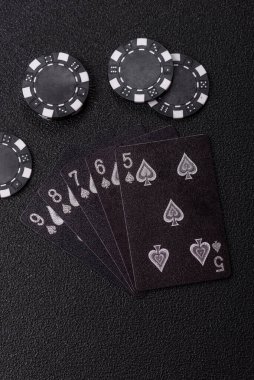 Kumarhanede poker oynuyorum. Fişler, bahisler ve risklerle. Yeşil kartlar ve çipler tasarımınız için arka plan görevi görür