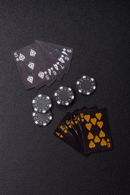 Kumarhanede poker oynuyorum. Fişler, bahisler ve risklerle. Yeşil kartlar ve çipler tasarımınız için arka plan görevi görür