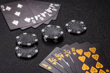 Kumarhanede poker oynuyorum. Fişler, bahisler ve risklerle. Yeşil kartlar ve çipler tasarımınız için arka plan görevi görür