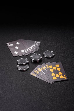 Kumarhanede poker oynuyorum. Fişler, bahisler ve risklerle. Yeşil kartlar ve çipler tasarımınız için arka plan görevi görür