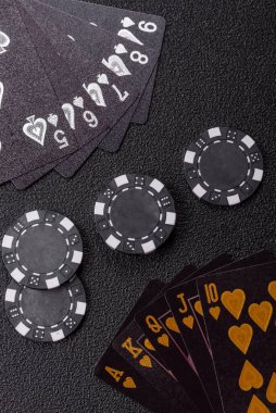 Kumarhanede poker oynuyorum. Fişler, bahisler ve risklerle. Yeşil kartlar ve çipler tasarımınız için arka plan görevi görür