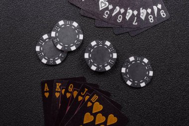 Kumarhanede poker oynuyorum. Fişler, bahisler ve risklerle. Yeşil kartlar ve çipler tasarımınız için arka plan görevi görür