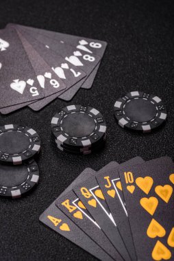 Kumarhanede poker oynuyorum. Fişler, bahisler ve risklerle. Yeşil kartlar ve çipler tasarımınız için arka plan görevi görür