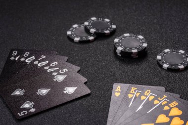 Kumarhanede poker oynuyorum. Fişler, bahisler ve risklerle. Yeşil kartlar ve çipler tasarımınız için arka plan görevi görür