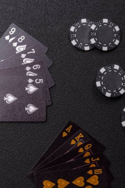 Kumarhanede poker oynuyorum. Fişler, bahisler ve risklerle. Yeşil kartlar ve çipler tasarımınız için arka plan görevi görür