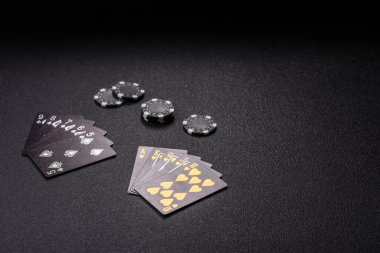 Kumarhanede poker oynuyorum. Fişler, bahisler ve risklerle. Yeşil kartlar ve çipler tasarımınız için arka plan görevi görür