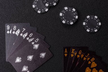 Kumarhanede poker oynuyorum. Fişler, bahisler ve risklerle. Yeşil kartlar ve çipler tasarımınız için arka plan görevi görür