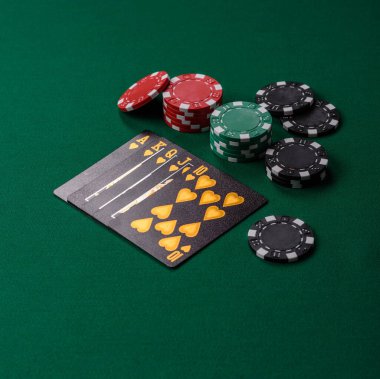 Kumarhanede poker oynuyorum. Fişler, bahisler ve risklerle. Yeşil kartlar ve çipler tasarımınız için arka plan görevi görür