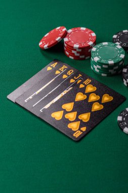 Kumarhanede poker oynuyorum. Fişler, bahisler ve risklerle. Yeşil kartlar ve çipler tasarımınız için arka plan görevi görür
