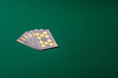 Kumarhanede poker oynuyorum. Fişler, bahisler ve risklerle. Yeşil kartlar ve çipler tasarımınız için arka plan görevi görür
