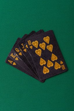 Kumarhanede poker oynuyorum. Fişler, bahisler ve risklerle. Yeşil kartlar ve çipler tasarımınız için arka plan görevi görür