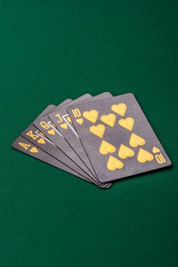 Kumarhanede poker oynuyorum. Fişler, bahisler ve risklerle. Yeşil kartlar ve çipler tasarımınız için arka plan görevi görür