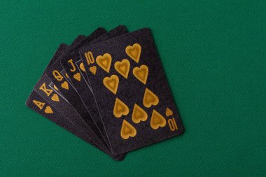 Kumarhanede poker oynuyorum. Fişler, bahisler ve risklerle. Yeşil kartlar ve çipler tasarımınız için arka plan görevi görür