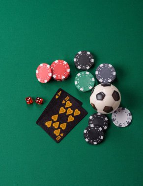 Kumarhanede kumar oynamak, kumar oynamak, kumar oynamak ve risk almak. Yeşil kartlar ve çipler tasarımınız için arka plan görevi görür